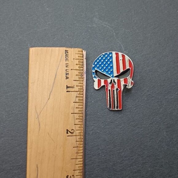PUNISHER skull with American flag patriotic pin - Picture 5 of 6